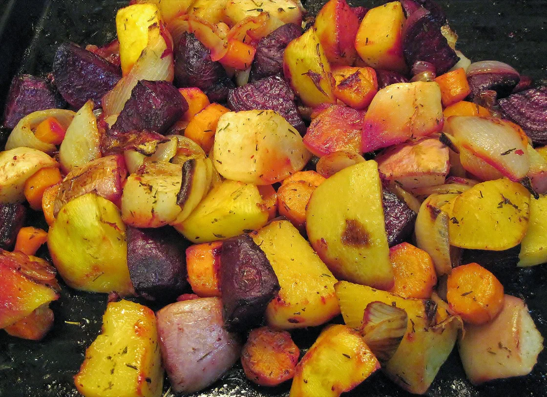 Légumes rôtis au four en gros morceaux : carottes, rutabaga, navets, betteraves et oignons